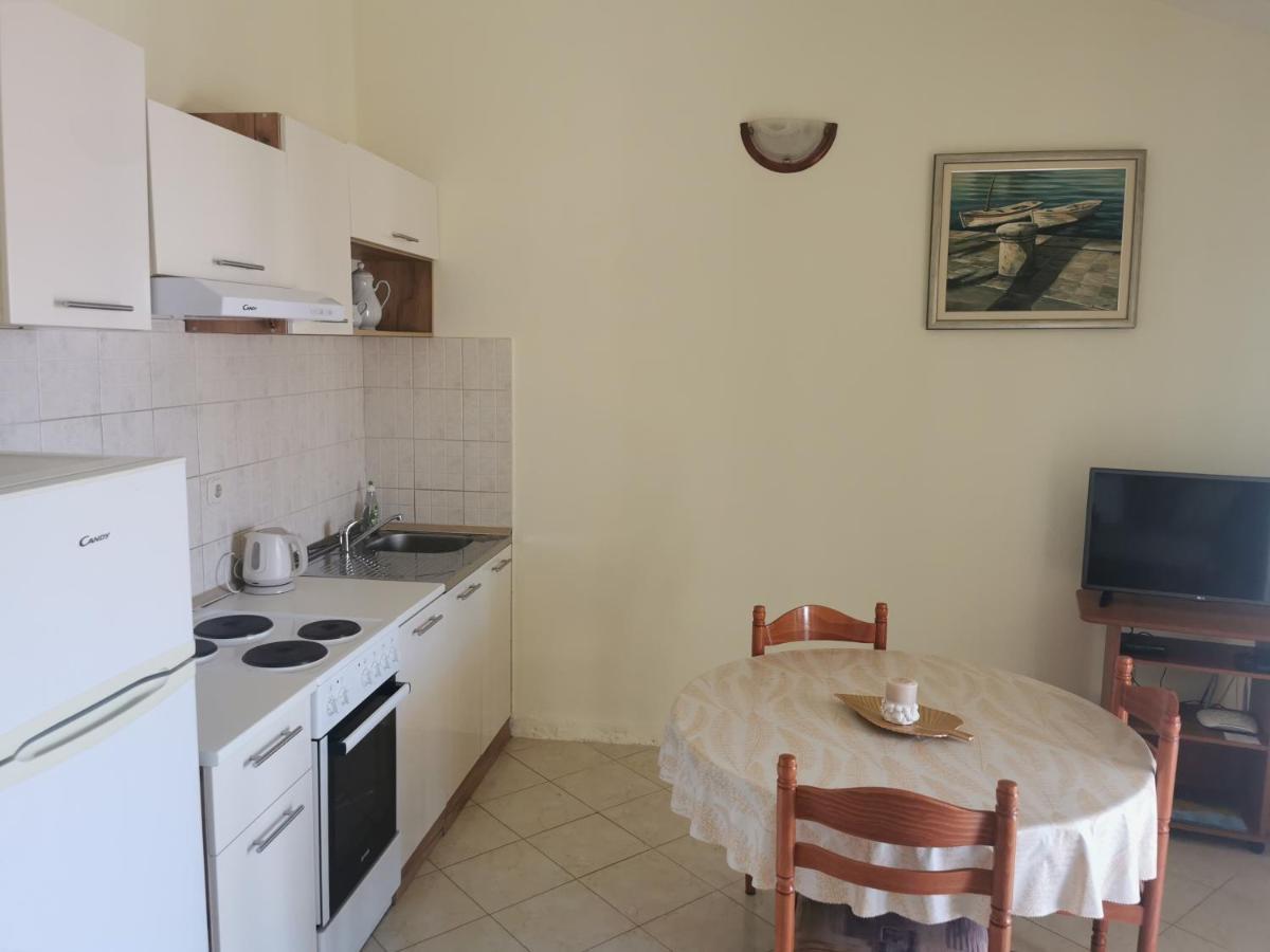 Apartments Dani Bol Bagian luar foto