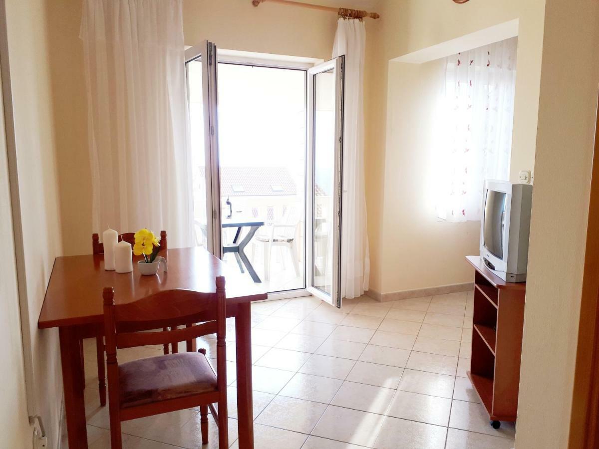 Apartments Dani Bol Bagian luar foto