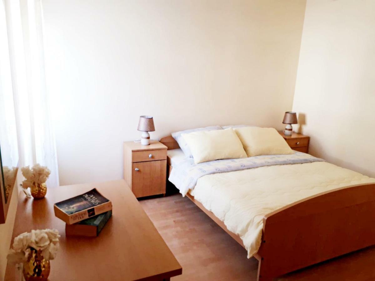 Apartments Dani Bol Bagian luar foto