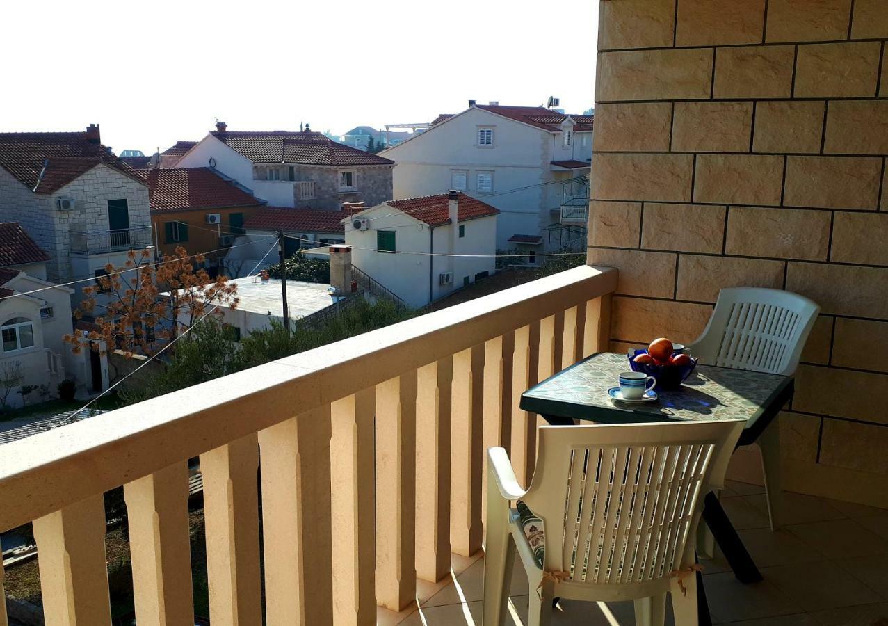 Apartments Dani Bol Bagian luar foto