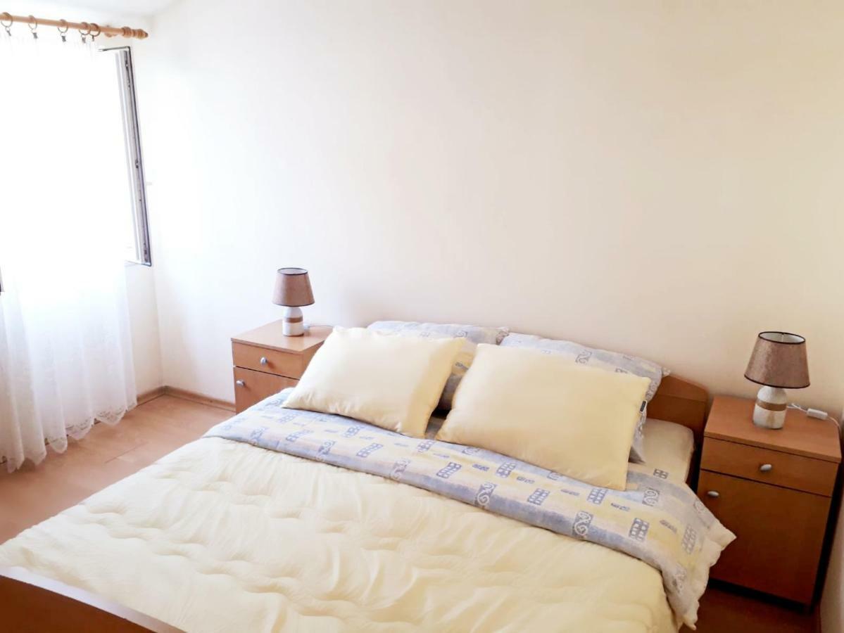 Apartments Dani Bol Bagian luar foto